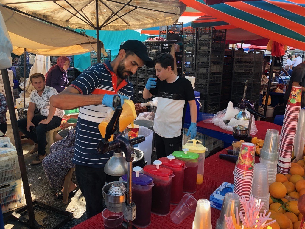 17. svezhevyzhatye apelsinovye i granatovye soki v turcii