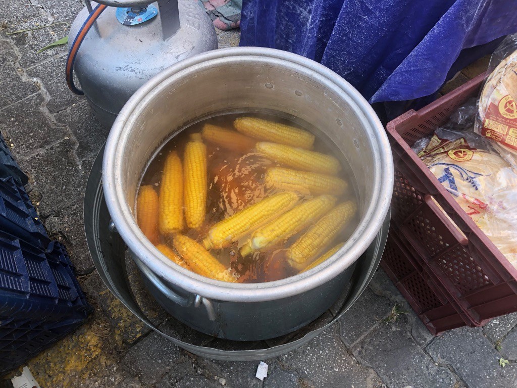 19. gotovaja varjonaja kukuruza na rynke v turcii