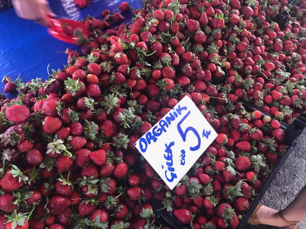 3. klubnika na rynke v turcii