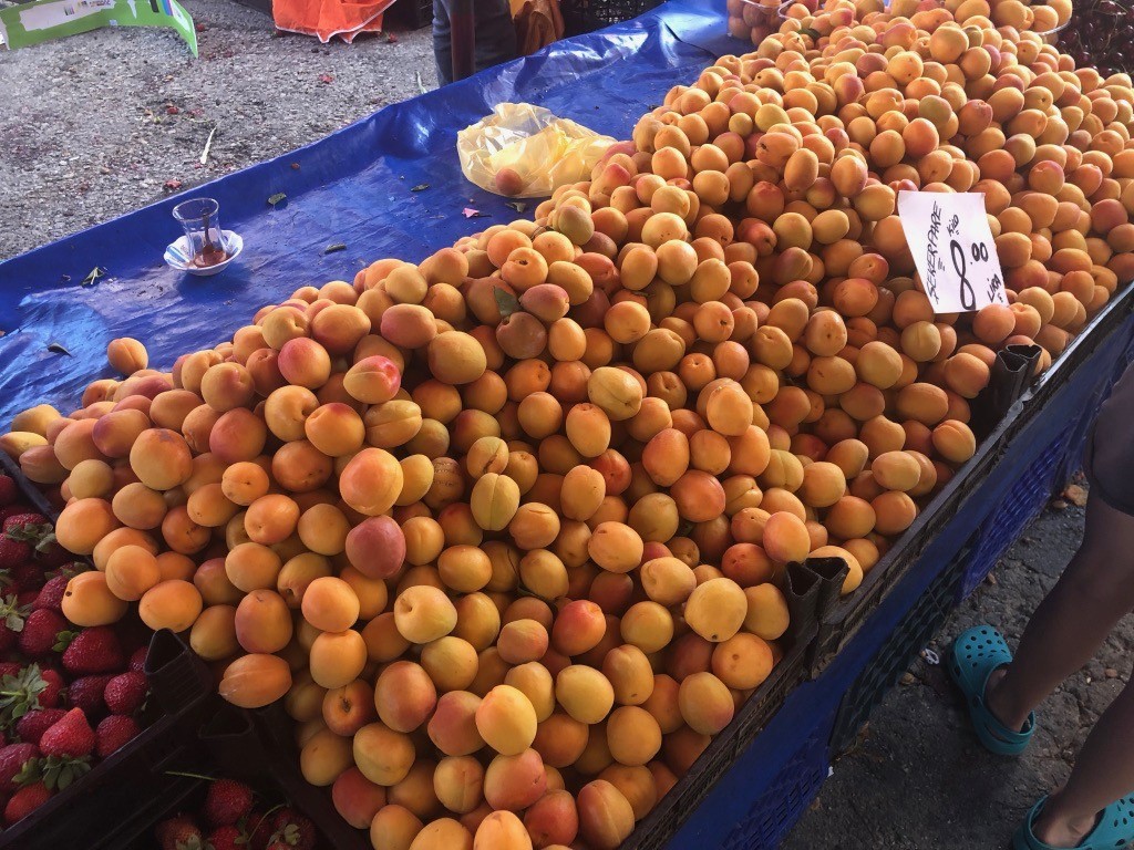 4. persiki na rynke v turcii